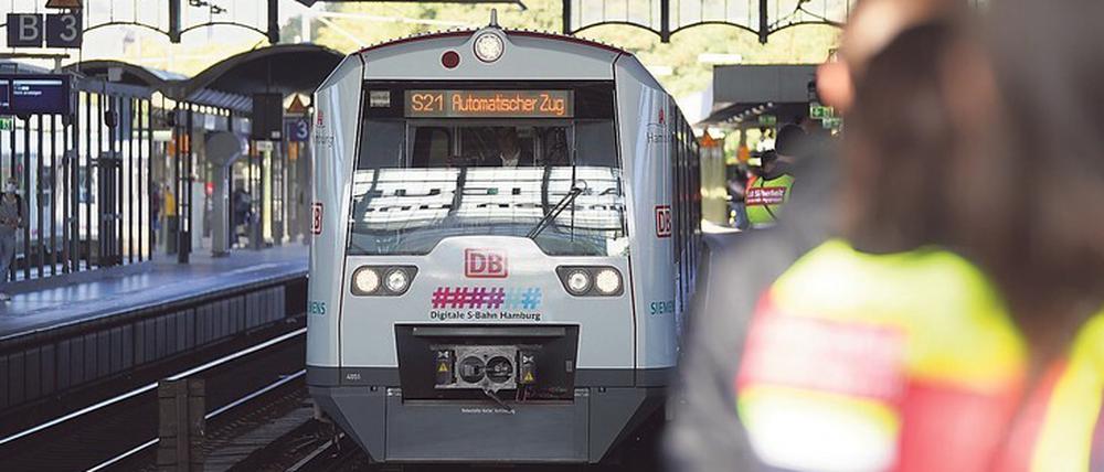 Jungfernfahrt nahe dem Jungfernstieg: Die Hamburger S21 fährt am Montag zu ihrer Premierenfahrt der digitalen, automatisch fahrenden S-Bahn Hamburg in den Bahnhof Dammtor ein. Foto: Marcus Brandt/dpa