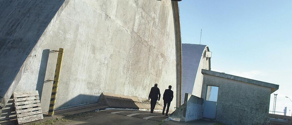 Austausch mit der Architektur. Der Regisseur Heinz Emigholz unterwegs mit dem auf Traumata spezialisierten Psychologen Zohar Rubinstein. Hier bei den Schalenbauten des urugayanischen Baumeisters Eliado Dieste.