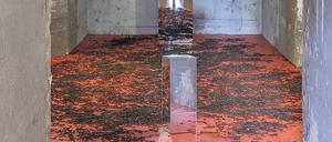 Dunkle Reflexe. Den Bombensplittern, Metallüberresten und Nägeln auf dem Boden stehen Spiegel gegenüber. 