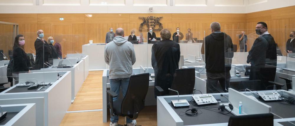 Stuttgart: Die Richter betreten zur Urteilsverkündung im Prozess wegen einer Attacke am Rande einer Corona-Demo den Gerichtssaal.