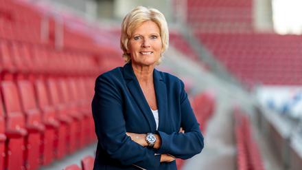 Claudia Neumann ist Live-Reporterin und Redakteurin in der Hauptredaktion Sport des ZDF. Sie war die erste Live-Kommentatorin eines Männerturniers bei der Fußball- EM 2016 in Frankreich. 