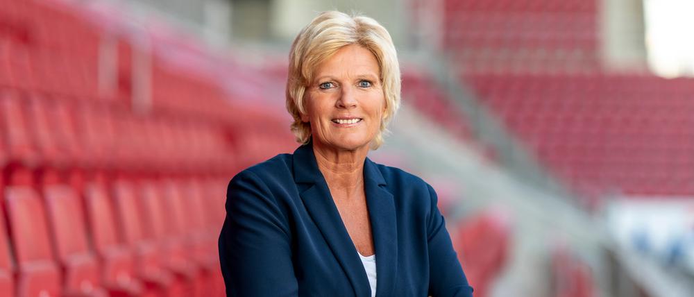 Claudia Neumann ist Live-Reporterin und Redakteurin in der Hauptredaktion Sport des ZDF. Sie war die erste Live-Kommentatorin eines Männerturniers bei der Fußball- EM 2016 in Frankreich. 