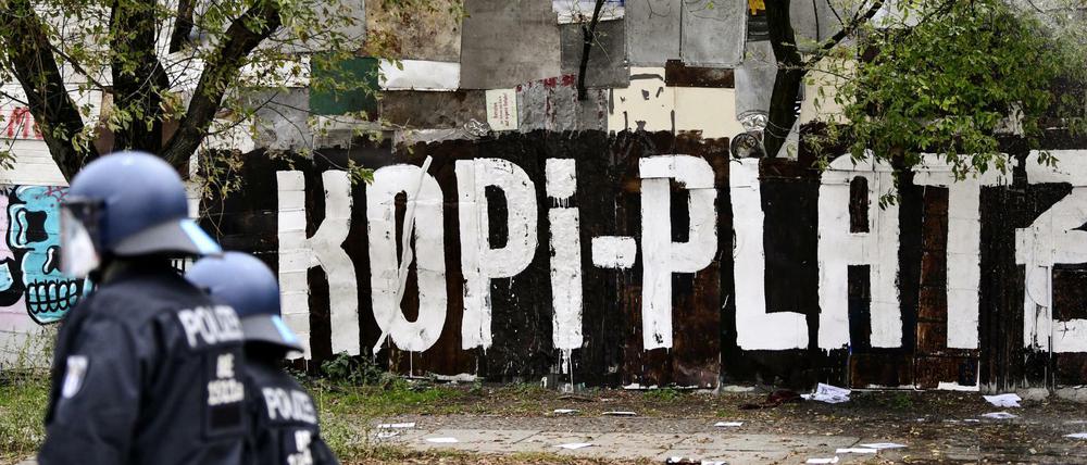 Am Freitagmittag hat die Polizei mit schwerem Gerät das linke Wagencamp „Köpi-Platz“ geräumt.