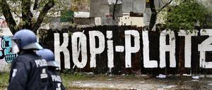 Am Freitagmittag hat die Polizei mit schwerem Gerät das linke Wagencamp „Köpi-Platz“ geräumt. 