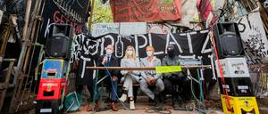 Sprecher:innen des Köpi-Wagenplatzes mit ihrem Anwalt (links im Bild) bei einer Pressekonferenz vor dem Gelände. 