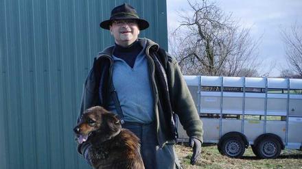 Schäfermeister Kurt Kucznik mit zwei Hunden.