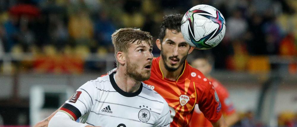 Das Ziel vor Augen. Timo Werner (links) behauptet sich gegen Stefan Spirovski.