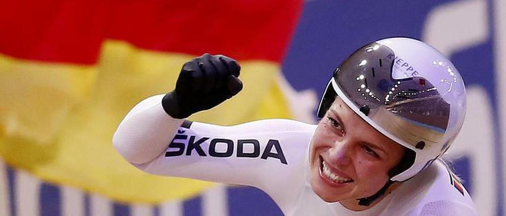 Dreifach-Weltmeisterin Emma Hinze freut sich über jede Medaille.