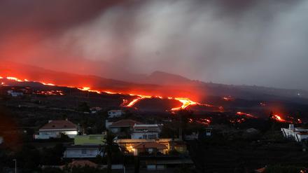 Lava vom Vulkan Cumbre Vieja fließt auf der Kanareninsel La Palma, Spanien, 19. Oktober 2021 aus gesehen.
