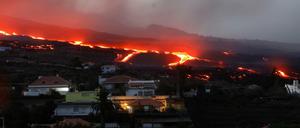 Lava vom Vulkan Cumbre Vieja fließt auf der Kanareninsel La Palma, Spanien, 19. Oktober 2021 aus gesehen.
