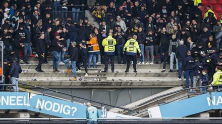 Im niederländischen Nijmegen ist während eines Fußballspiels eine Tribüne eingestürzt.