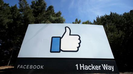 Schild in der Facebook-Zentrale in Menlo Park (Archivbild) 