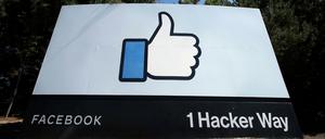 Schild in der Facebook-Zentrale in Menlo Park (Archivbild) 