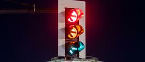 Eine Ampel vor der Kuppel des Reichstagsgebäudes.