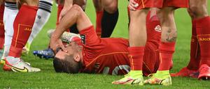 Nordmazedoniens Arijan Ademi liegt verletzt auf dem Boden.
