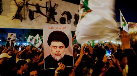Anhänger des schiitischen Klerikers Muktada al-Sadr auf dem Tahrir-Platz in Bagdad