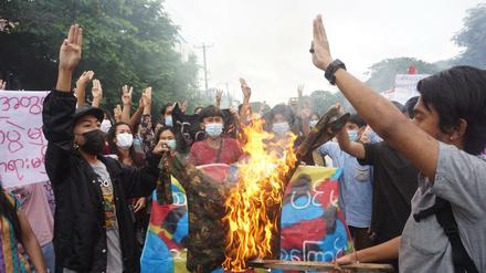 Demonstranten verbrennen eine Militäruniform gegen den Militärputsch in Myanmar. (Archivfoto)