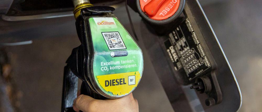 Der Dieselpreis an deutschen Tankstellen hat ein Rekordhoch erreicht.