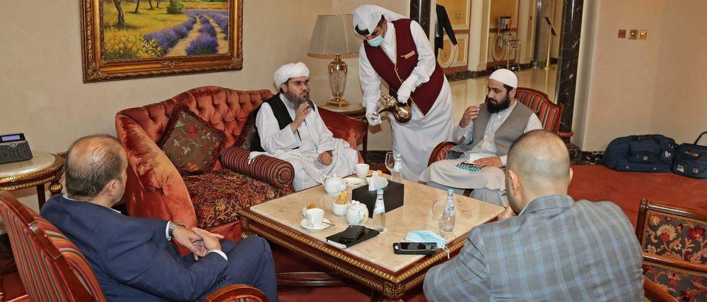 Kaffee trinken mit den Islamisten: Vertreter westlicher Staaten bei den Gesprächen im katarischen Doha.