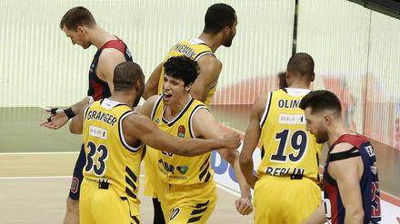 Zurück in Berlin. In der vergangenen Saison feierten Jayson Granger (links) und Simone Fontecchio den Sieg gegen Baskonia noch gemeinsam im Alba-Trikot. 