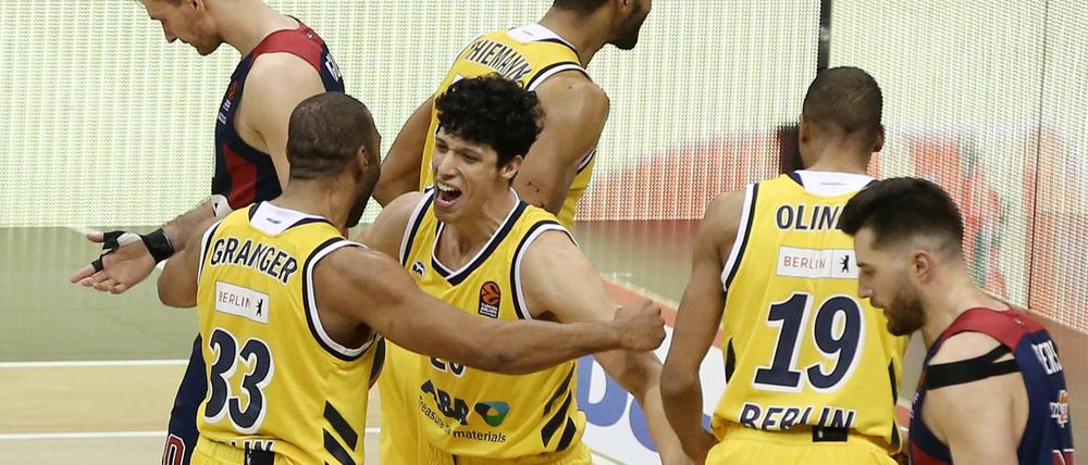 Zurück in Berlin. In der vergangenen Saison feierten Jayson Granger (links) und Simone Fontecchio den Sieg gegen Baskonia noch gemeinsam im Alba-Trikot. 