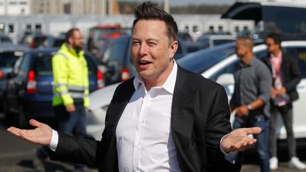 Tesla-Chef Elon Musk, hier bei einem Besuch auf der Werksbaustelle in Grünheide.