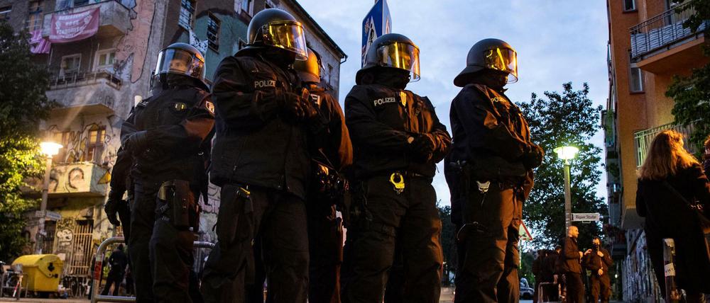 Polizisten sind in der Rigaer Straße im Einsatz. (Symbolbild)
