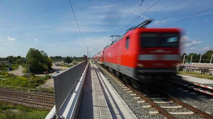 Ein Regionalexpress auf der neuen Brücke am Karower Kreuz.