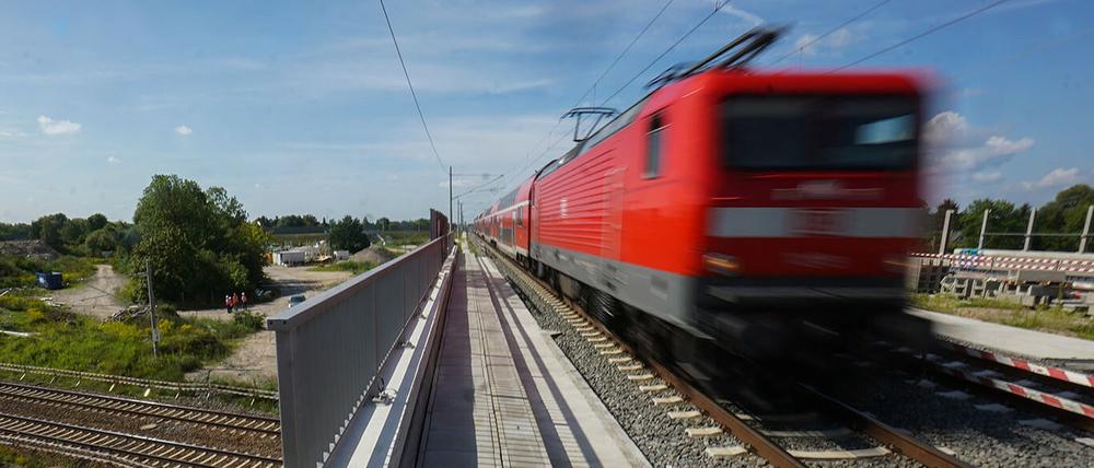 Ein Regionalexpress auf der neuen Brücke am Karower Kreuz.