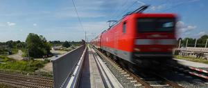 Ein Regionalexpress auf der neuen Brücke am Karower Kreuz.