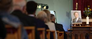 In der Kirche St. Michael &amp; All Angels in Essex findet eine Mahnwache für den Abgeordneten Sir David Amess statt.