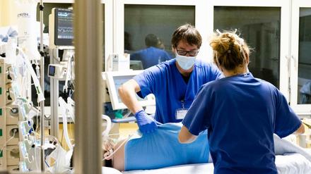 Ein Covid-19-Patient wird auf einer Intensivstation behandelt.