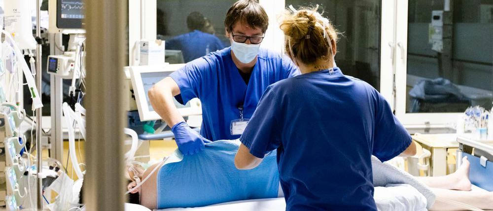 Ein Covid-19-Patient wird auf einer Intensivstation behandelt.