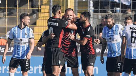 Premiere. Tobias Gunte (Mi.) freut sich über sein erstes Tor in der Dritten Liga, erzielt Anfang Oktober. 