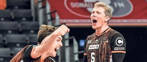 Plötzlich emotional. Sergej Grankin (rechts, hier im Bild mit Cody Kessel) hat bei den BR Volleys gerade richtig viel Spaß. Am vergangenen Samstag siegten die Berliner beim großen Rivalen VfB Friedrichshafen überlegen mit 3:0. 