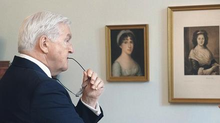 Der Bundespräsident vor den Porträts von Rahel Varnhagen und Henriette Herz, den bekanntesten Salonnièren des späten 18. Jahrhunderts. 