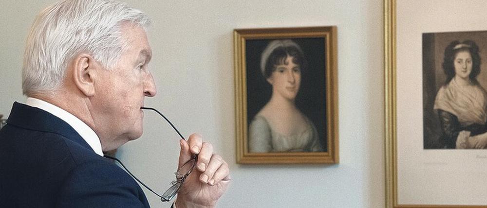 Der Bundespräsident vor den Porträts von Rahel Varnhagen und Henriette Herz, den bekanntesten Salonnièren des späten 18. Jahrhunderts. 