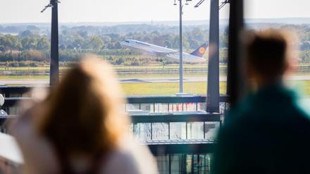 Ein Flugzeug fliegt: Start am Hauptstadtflughafen Berlin Brandenburg «Willy Brandt» (BER).