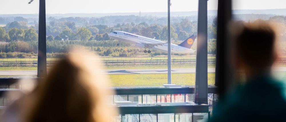 Ein Flugzeug fliegt: Start am Hauptstadtflughafen Berlin Brandenburg «Willy Brandt» (BER).