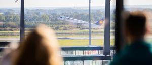 Ein Flugzeug fliegt: Start am Hauptstadtflughafen Berlin Brandenburg «Willy Brandt» (BER).