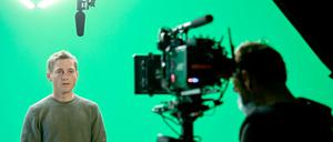 Der Schauspieler Volker Bruch steht bei Dreharbeiten für einen Kurzfilm vor der Kamera.