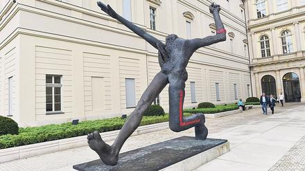 Wolfgang Mattheuers „Jahrhundertschritt“ steht heute im Innenhof des Museums Barberini und kann dort besichtigt werden.