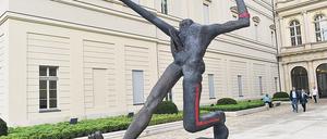 Wolfgang Mattheuers „Jahrhundertschritt“ steht heute im Innenhof des Museums Barberini und kann dort besichtigt werden.