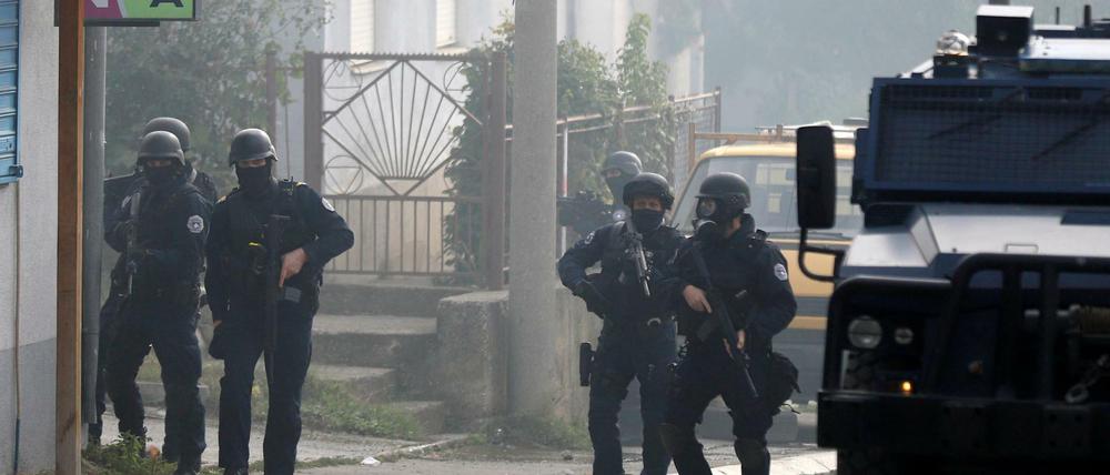Kosovo: Polizisten gingen in der Stadt Mitrovica gegen Schmuggler vor und stießen dabei mit ethnischen Serben zusammen.