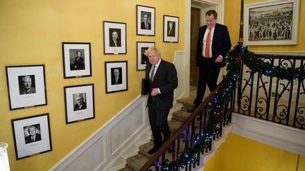 Boris Johnson (l.), Premierminister von Großbritannien, und David Frost, Großbritanniens Chef-Unterhändler für den Brexit, gehen nach der Unterzeichnung des Brexit-Handelspakts mit der Europäischen Union eine Treppe in der 10 Downing Street herunter. 