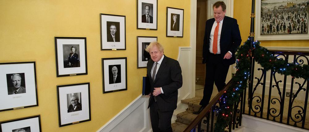 Boris Johnson (l.), Premierminister von Großbritannien, und David Frost, Großbritanniens Chef-Unterhändler für den Brexit, gehen nach der Unterzeichnung des Brexit-Handelspakts mit der Europäischen Union eine Treppe in der 10 Downing Street herunter.