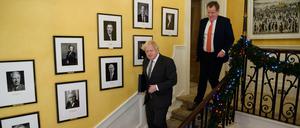 Boris Johnson (l.), Premierminister von Großbritannien, und David Frost, Großbritanniens Chef-Unterhändler für den Brexit, gehen nach der Unterzeichnung des Brexit-Handelspakts mit der Europäischen Union eine Treppe in der 10 Downing Street herunter. 