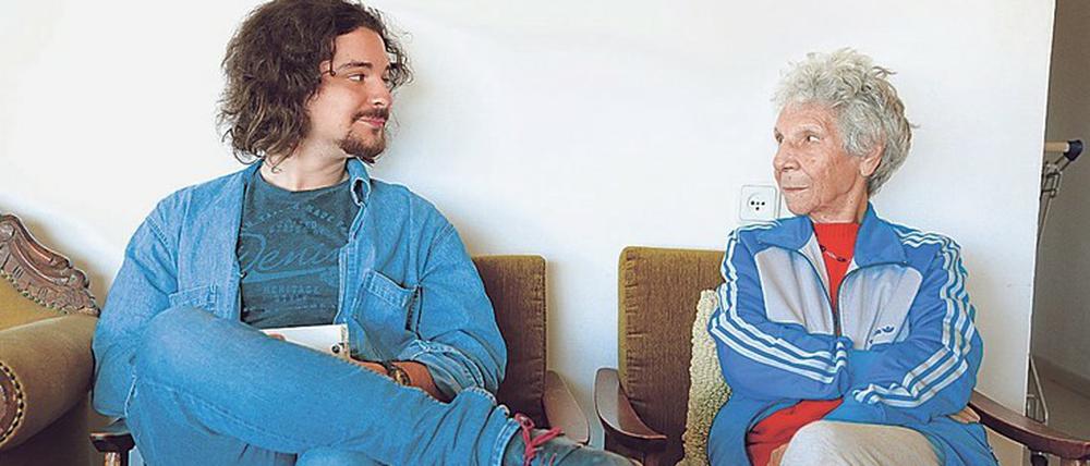 Dialog der Generationen. Gamedesigner Yaar und seine Großmutter Rina.