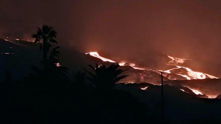Lava fließt aus dem Vulkan Cumbre Vieja.