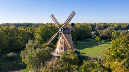 Die Britzer Mühle nach der Sanierung, mit neuer Kappe, Flügeln und neuen Kacheln. 